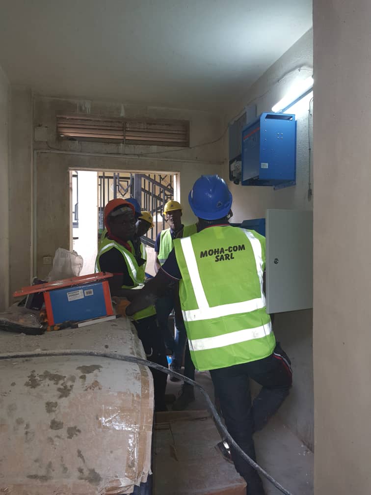 Équipe MOHA-COM SARL en intervention sur système électrique hybride