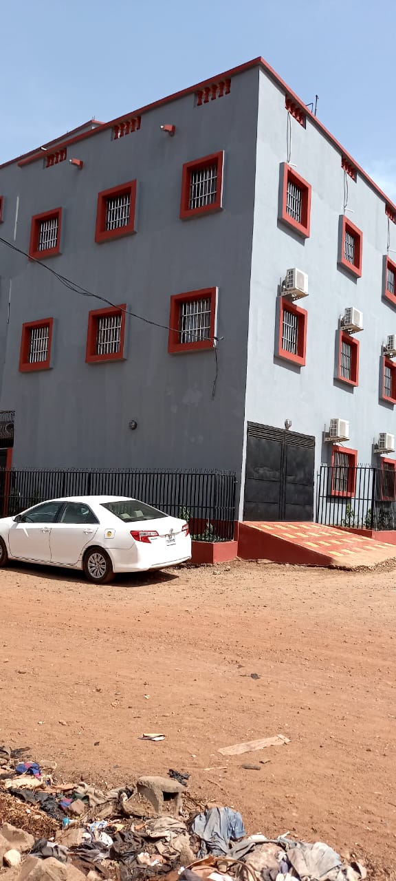 Façade extérieure des Résidences Safety à Bamako
