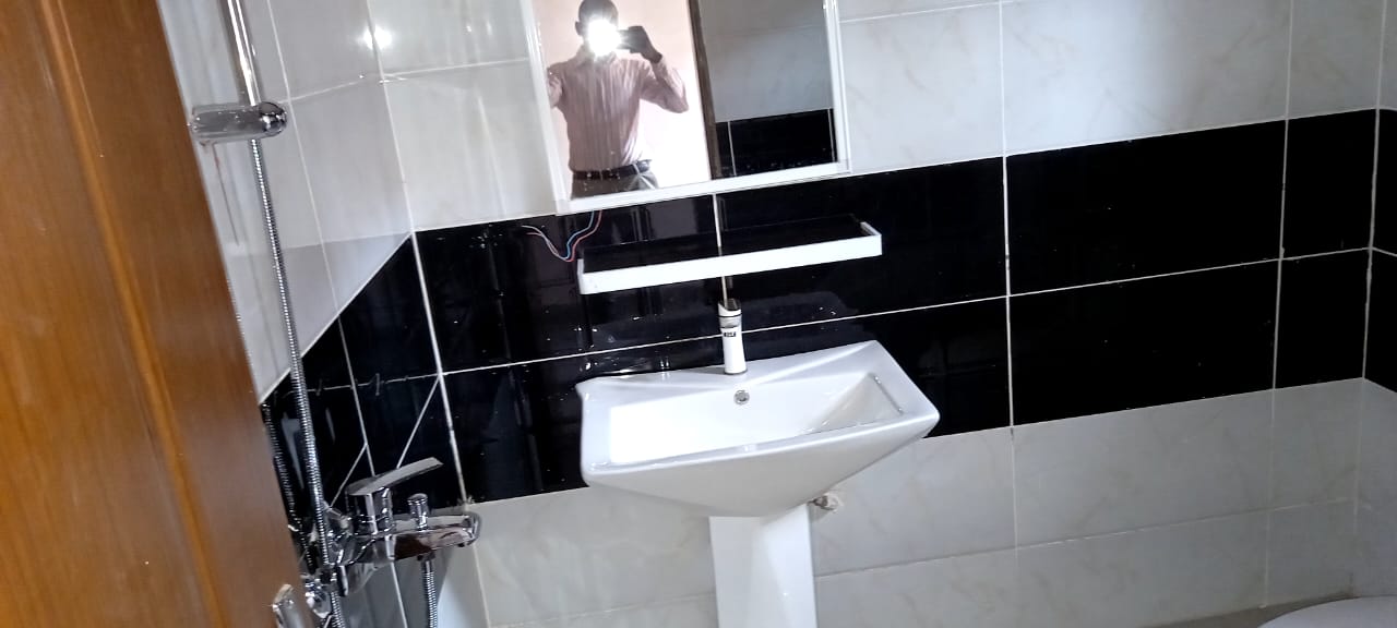 Douche et baignoire — appartement meublé Bamako