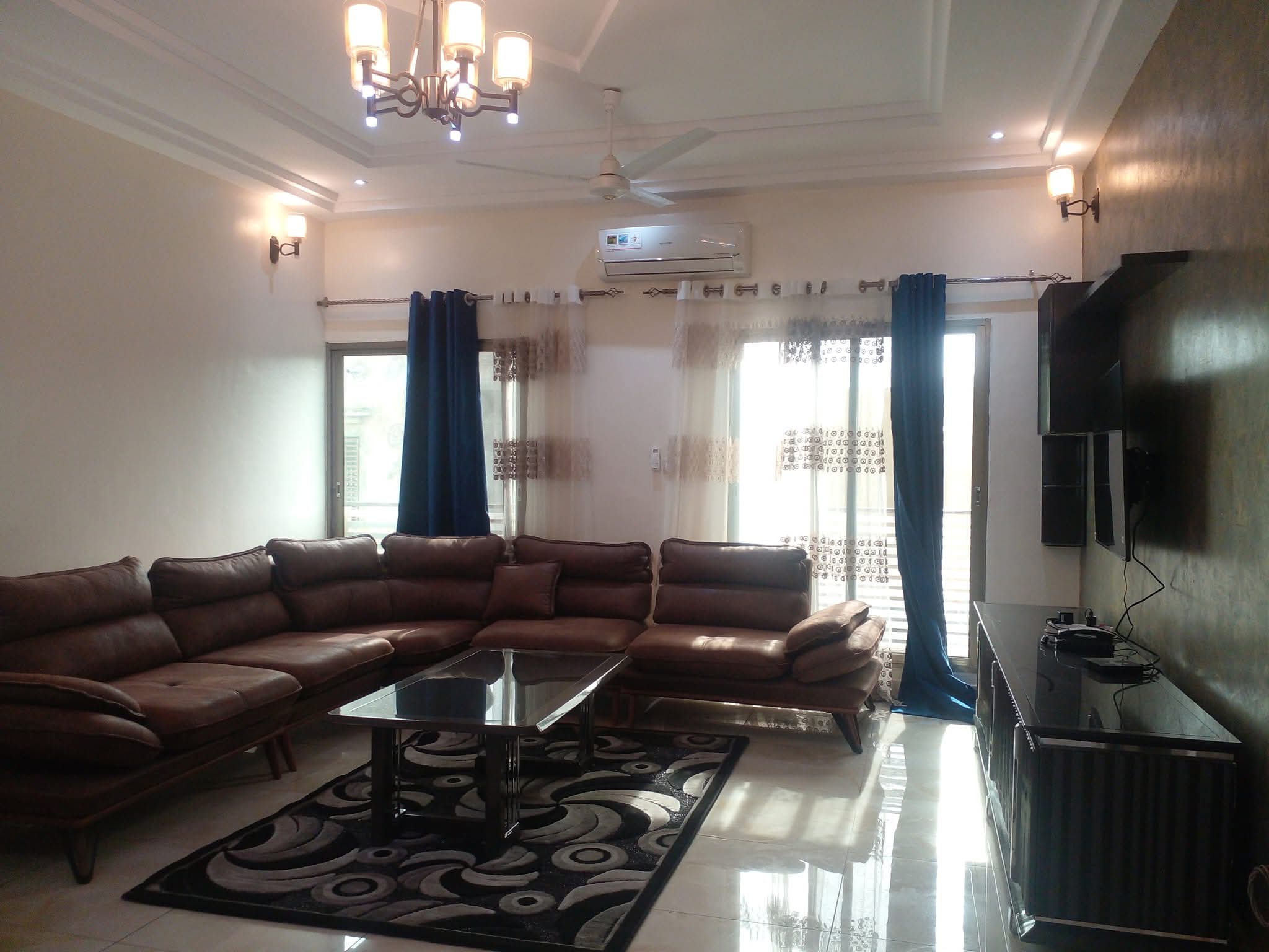 Rangements et armoire — chambre meublée Bamako