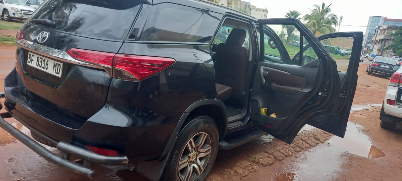 Véhicule Toyota SUV - flotte Safety Voyages Services Bamako